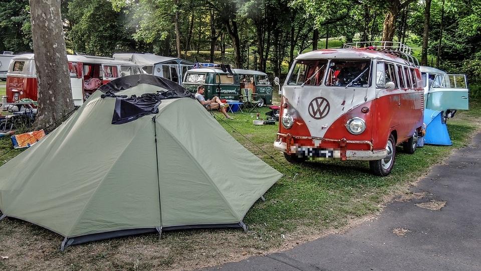 Turisti in un camping