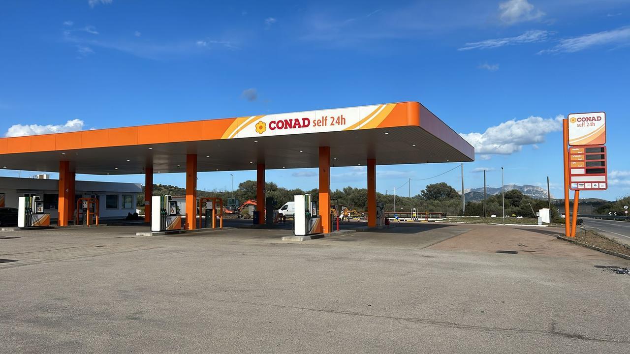 L'impianto di carburante Conad a Olbia 