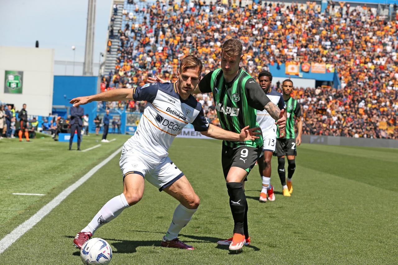 Sassuolo travolto in casa dal Lecce, lo spettro della retrocessione in B si fa sempre più minaccioso