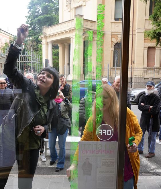 L’artista che dipinge i negozi sfitti: «Reggio Emilia quella messa peggio»