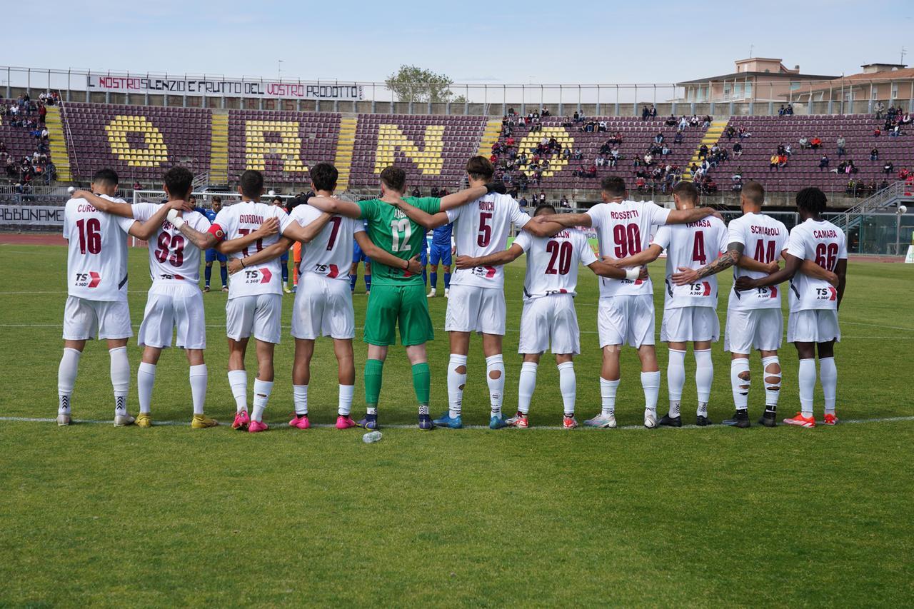 
	Gli amaranto e sullo sfondo la curva vuota (foto Franco Silvi)

