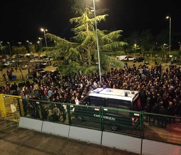 Esplode la rabbia dei tifosi della Reggiana: «È l’ultima volta che parliamo: date tutto per la salvezza»