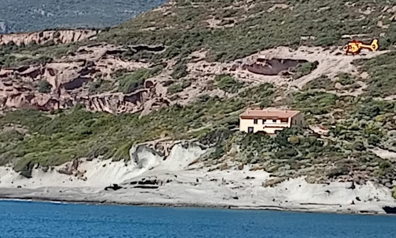 Anziana scivola sulle rocce, elisoccorso in azione a Bosa