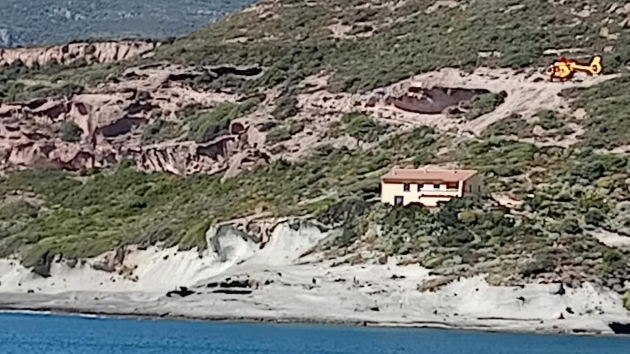 Anziana scivola sulle rocce, elisoccorso in azione a Bosa