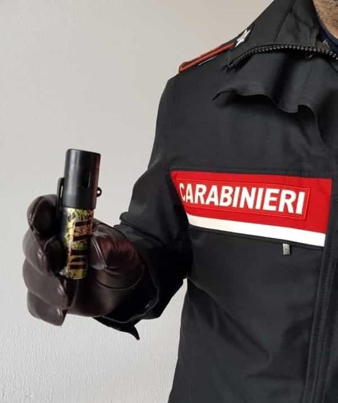 Spruzza lo spray urticante in faccia a un coetaneo dopo una lite: denunciato un 17enne