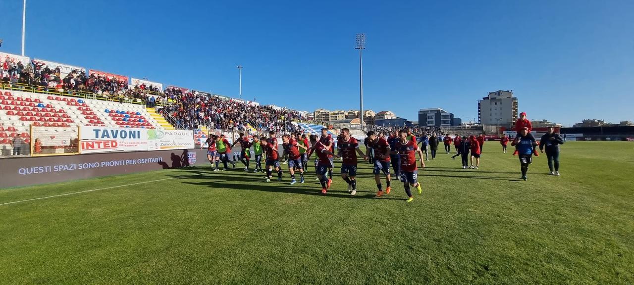 
	La Torres festeggia il secondo posto matematico con i tifosi

