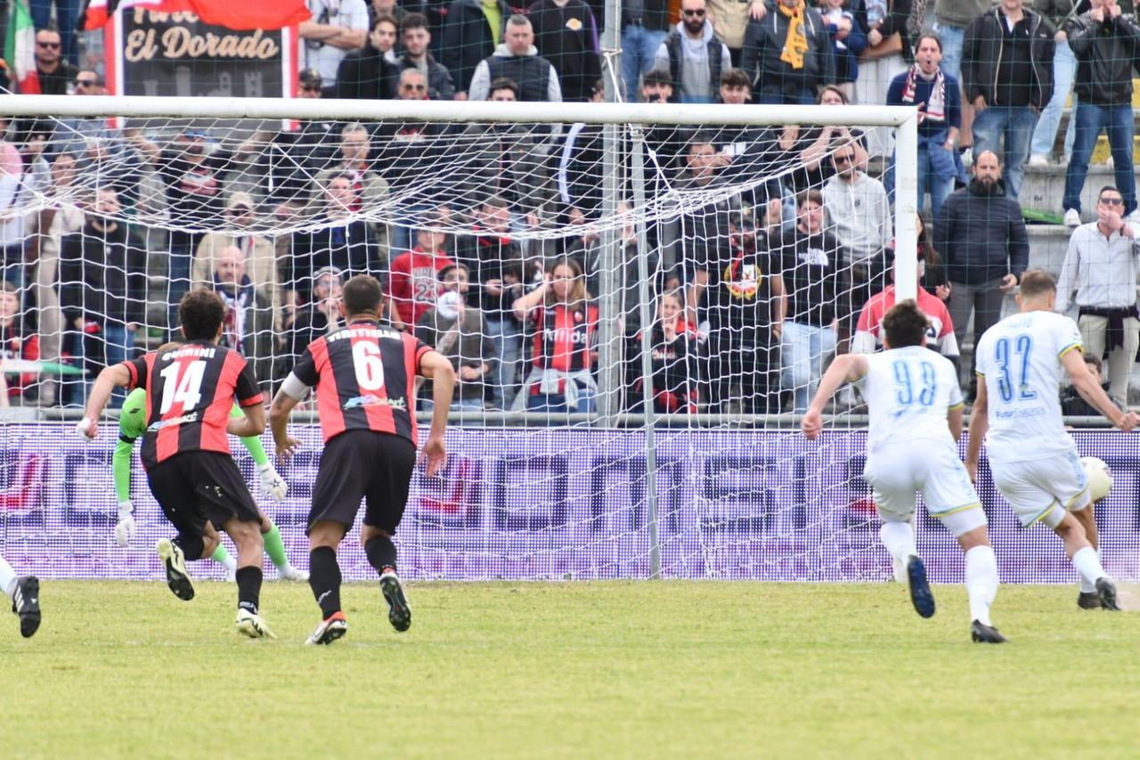 La Carrarese di rigore sbanca anche Lucca, è terza sicura del girone: decide tutto Finotto