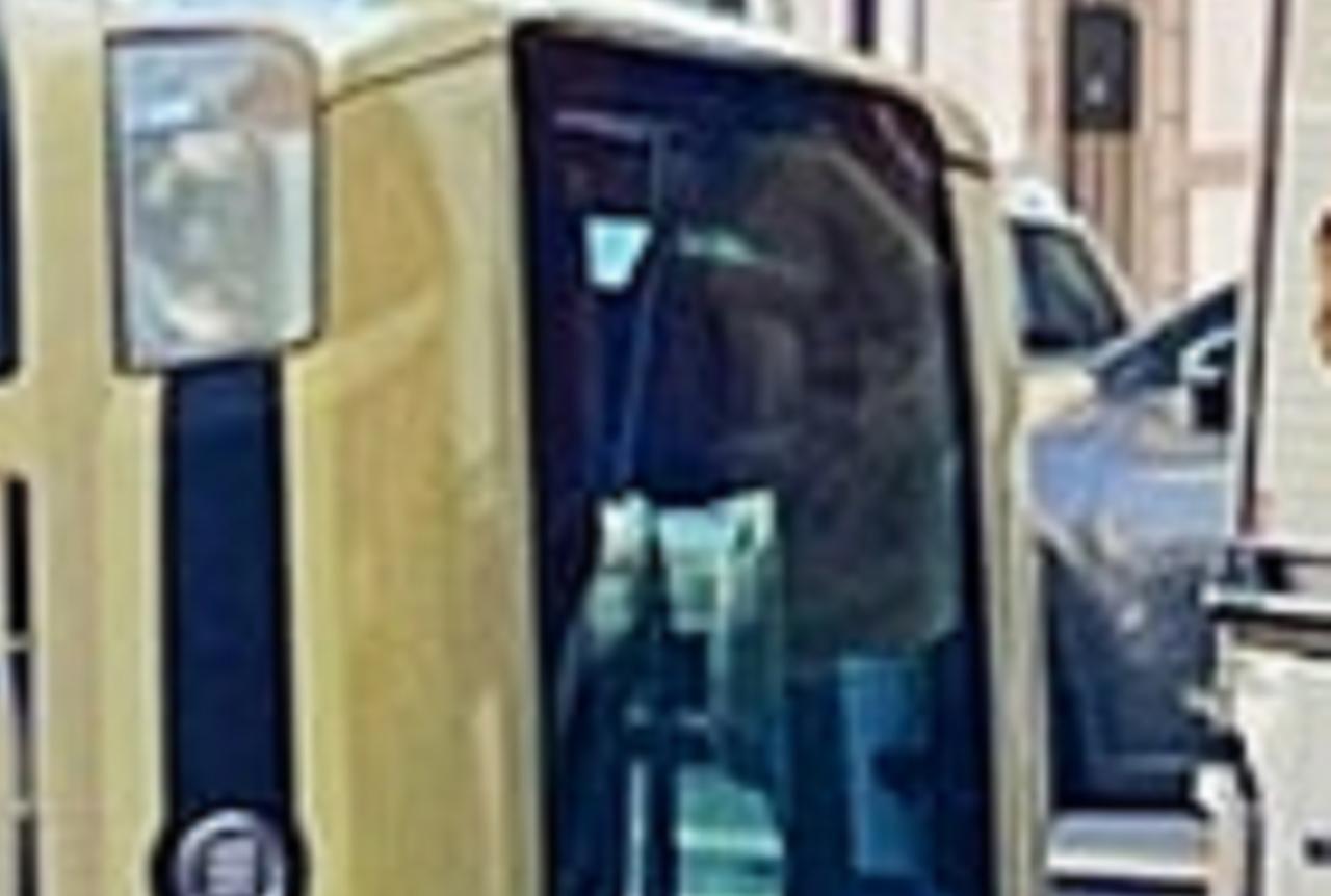 
	L'auto ribaltata in viale del Risorgimento

