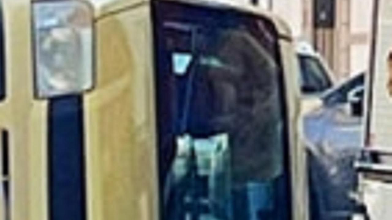L'auto ribaltata in viale del Risorgimento