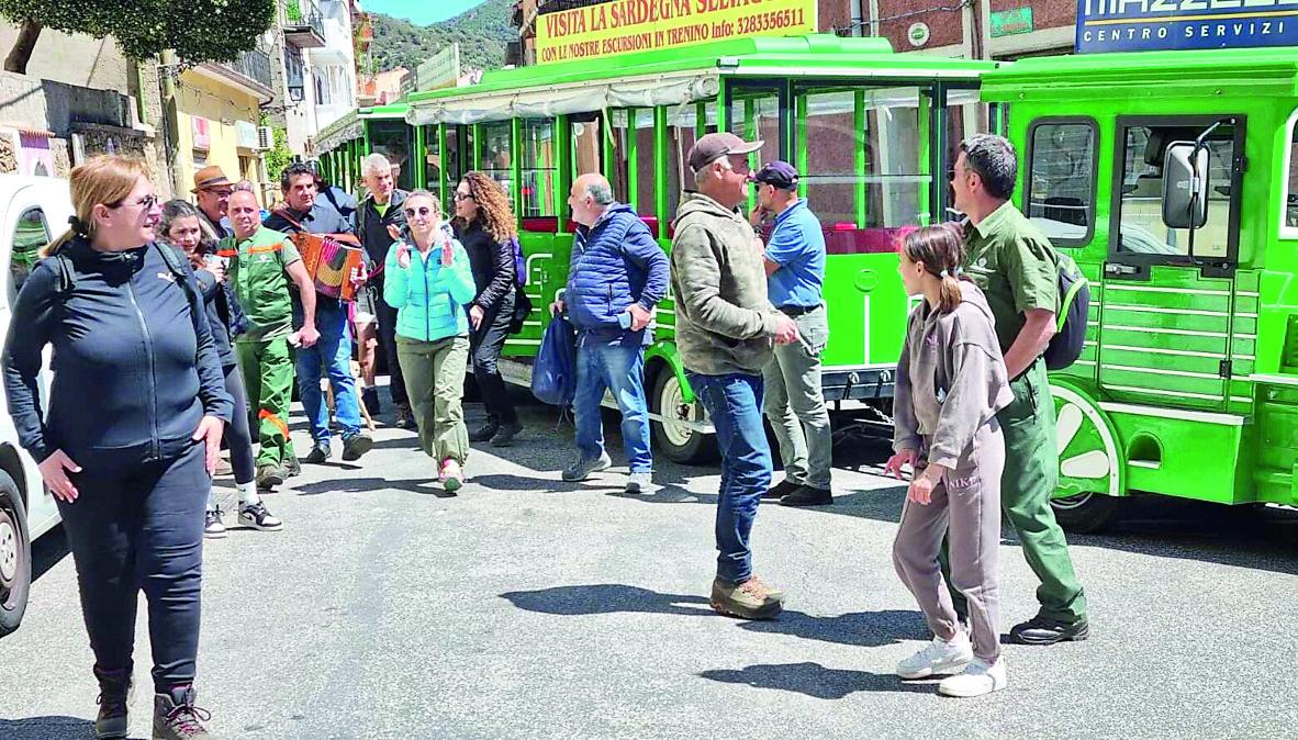 Foreste aperte a Lodè fa il pienone: «Questo è il turismo che vogliamo»