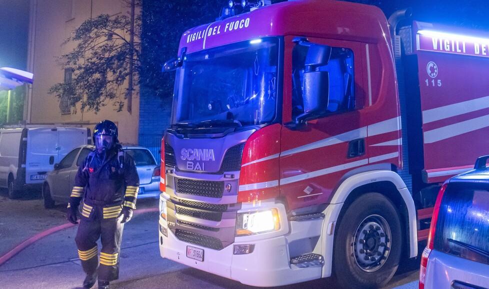 Vigarano Pieve, le fiamme avvolgono la stanza. Una candela è stata  lasciata accesa