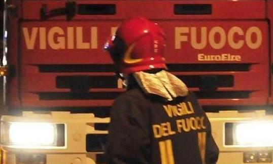 Perde il controllo della Bmw, si schianta contro una vecchia casa di Milis e la abbatte