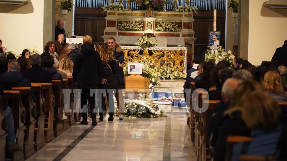 Morte di Mattia Giani, chiesa gremita per l'ultimo saluto al calciatore. La fidanzata: «Sarai sempre la metà del mio cuore»