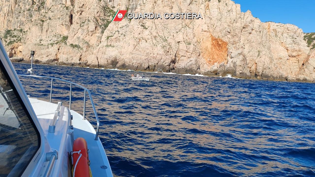 Motore in avaria e barca alla deriva, la Capitaneria di Alghero salva tre diportisti statunitensi