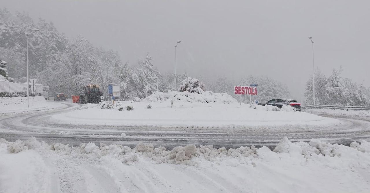Modena, l’Appennino imbiancato: caduti oltre 30 centimetri di neve, fiocchi fino a Serramazzoni