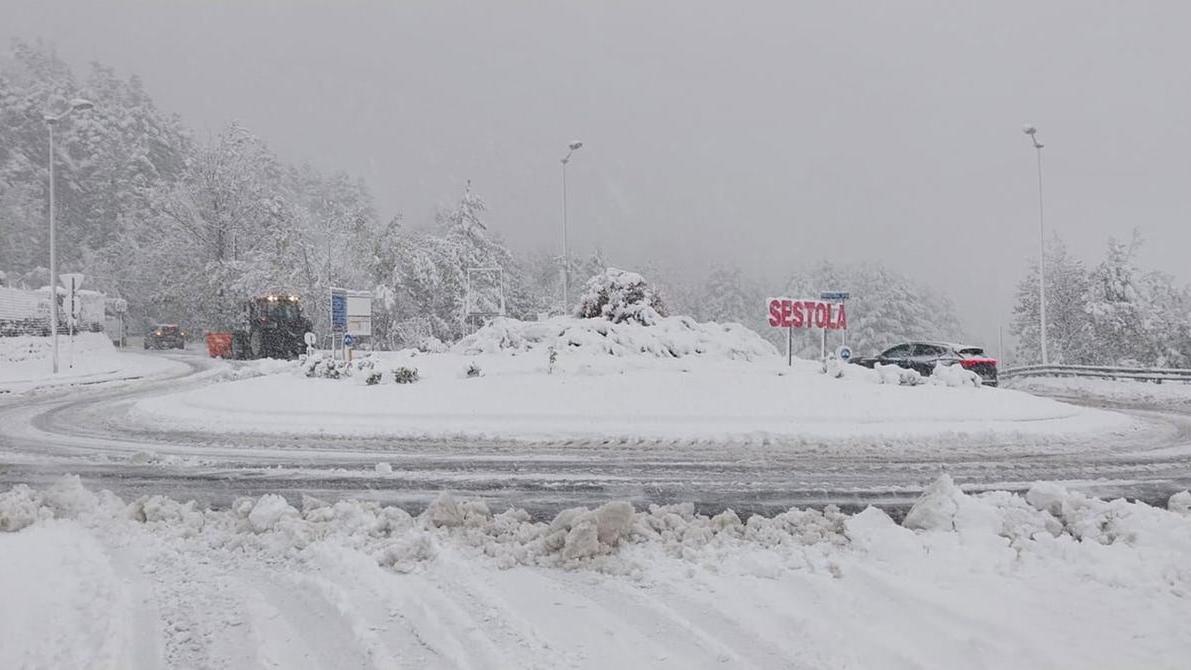 Modena, l’Appennino imbiancato: caduti oltre 30 centimetri di neve, fiocchi fino a Serramazzoni
