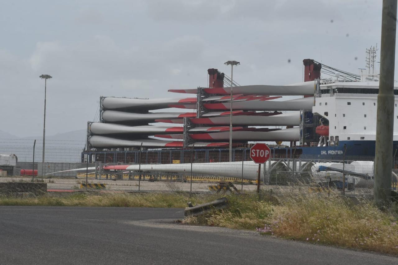 
	La nave con le pale in fase di scarico

