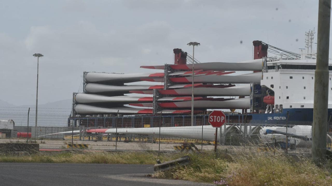 Pale e alberi di impianti eolici arrivati nel porto di Oristano destinate a un impianto a terra in Marmilla