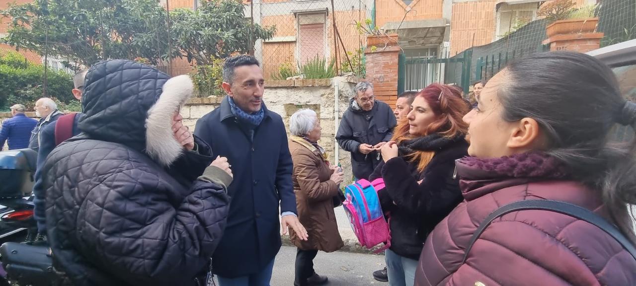 Sassari, l’assessore regionale ai Lavori pubblici Antonio Piu in via Colombo: «Le famiglie sfollate rientreranno presto a casa»