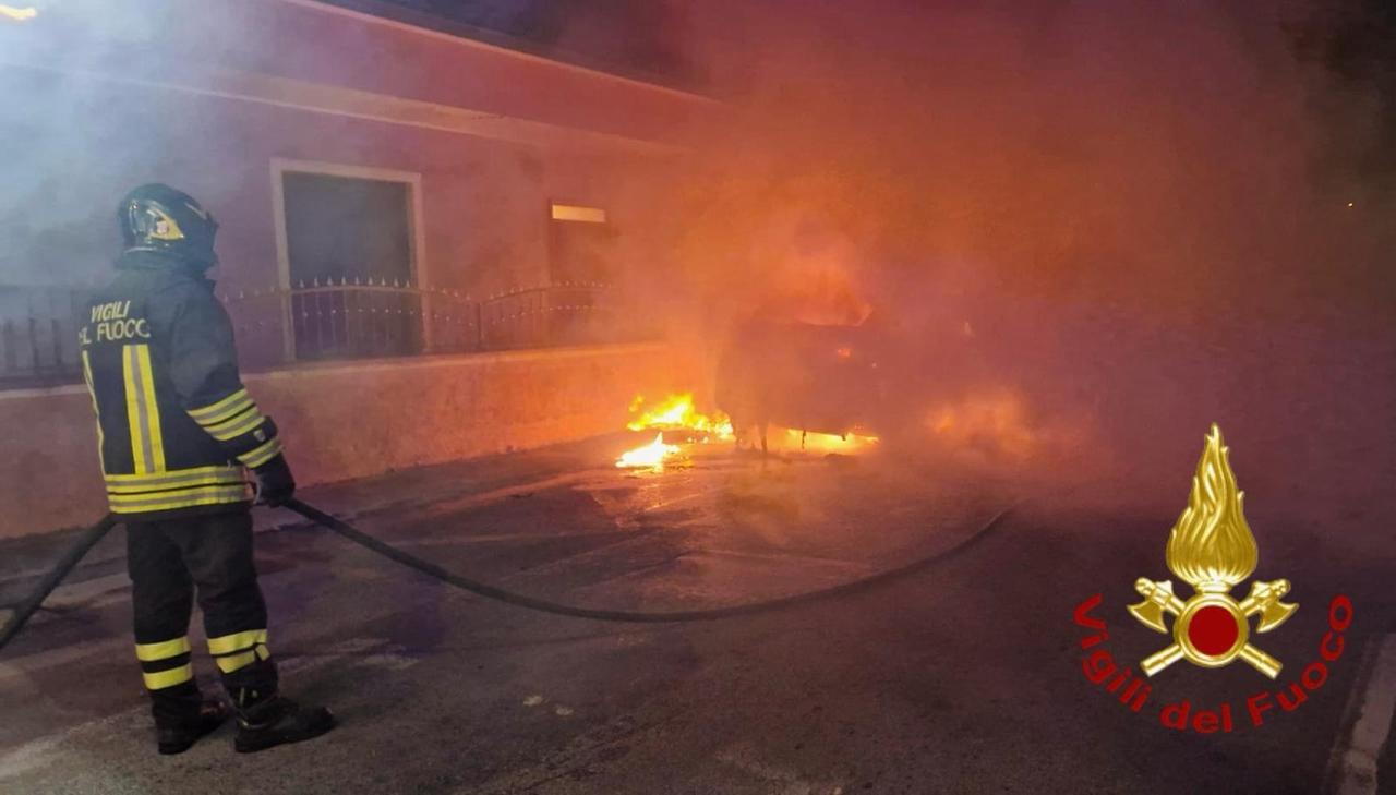 Ancora un’auto in fiamme a Olbia