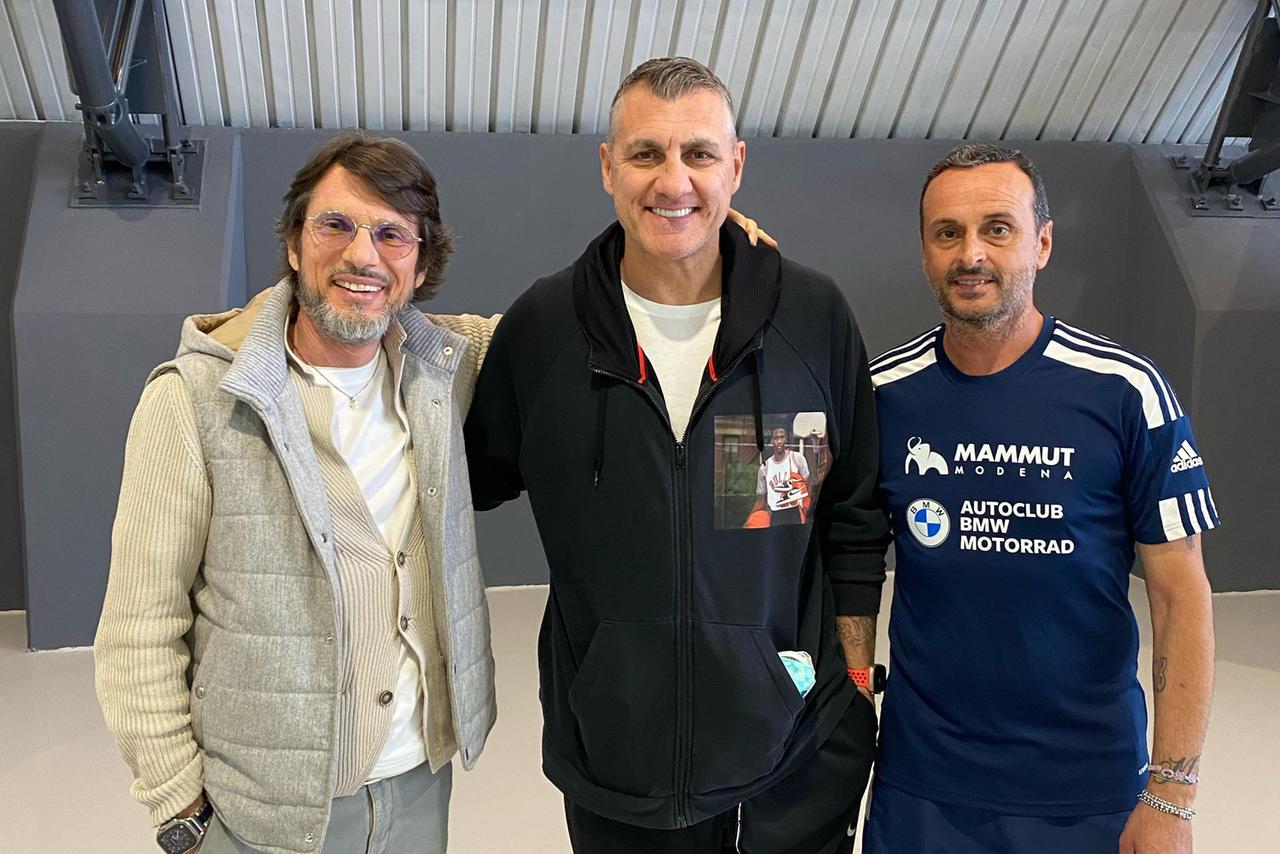 Modena, gli ex calciatori si sfidano a padel al Mammut sotto gli occhi di Bobo Vieri