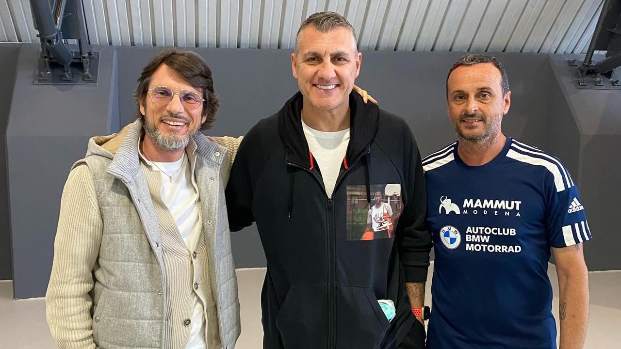 Modena, gli ex calciatori si sfidano a padel al Mammut sotto gli occhi di Bobo Vieri