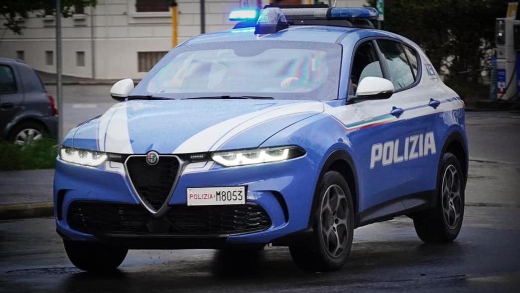 Una volante della polizia di Stato (foto d'archivio)