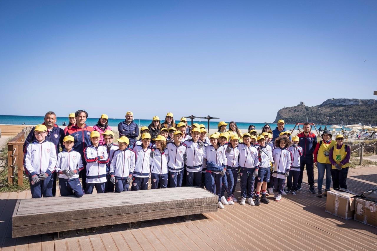 I futuri campioni del Cagliari al Poetto per la raccolta dei rifiuti