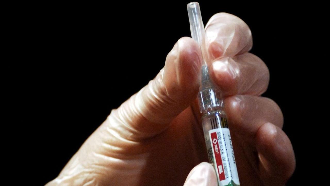 
	La preparazione di una dose di vaccino contro il papilloma virus

