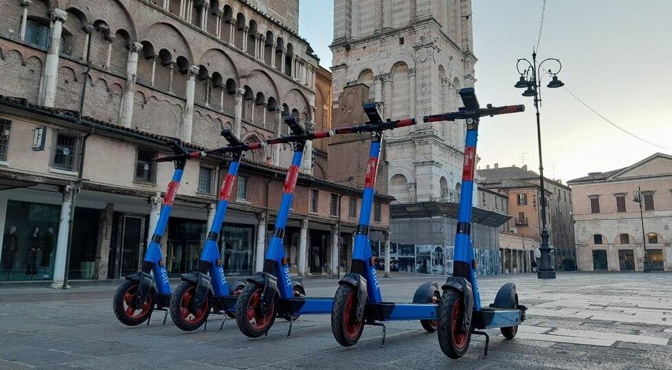 Monopattini a Ferrara, ora serve una foto per usarli
