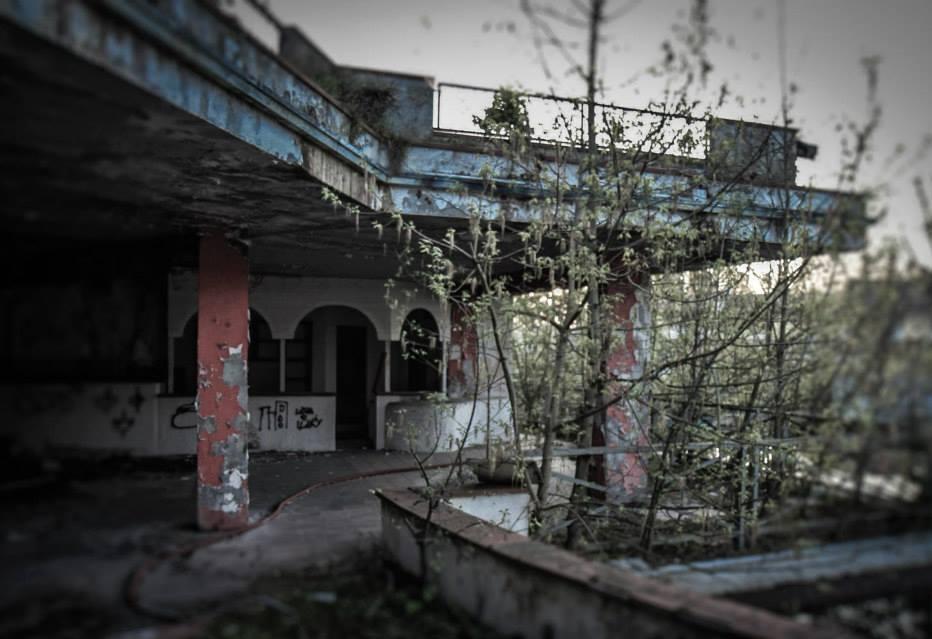 Max Pezzali gira nelle discoteche abbandonate Casbah e J&J