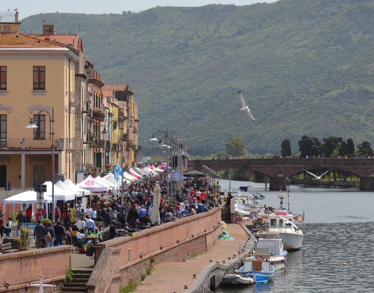
	Gli stand sul Lungotemo

