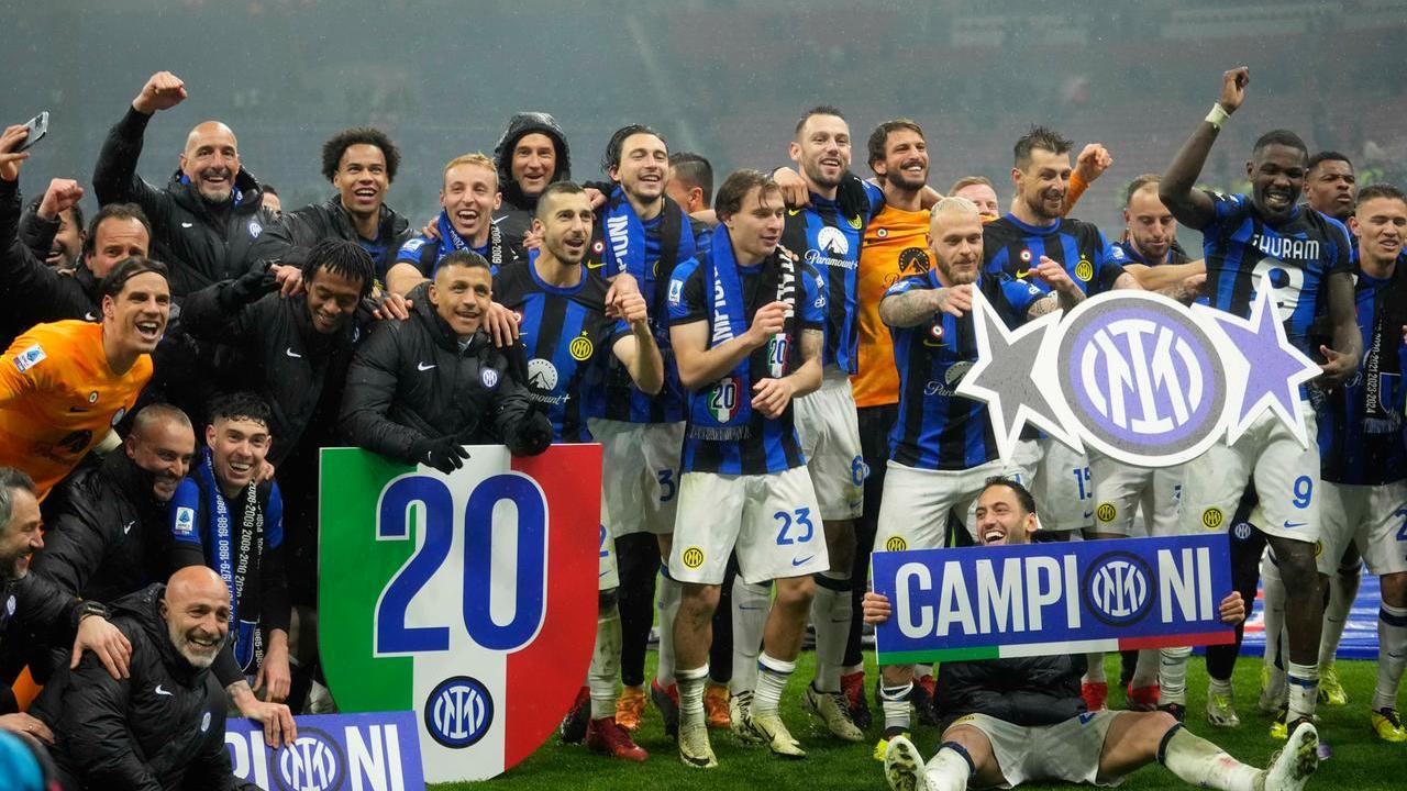 Inter campione d’Italia, Milan battuto 2-1 nel derby: la squadra di Inzaghi è nella storia – Video