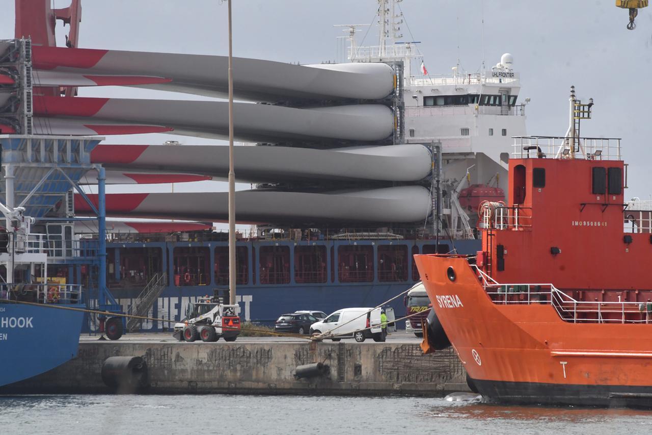 Oristano, in porto due navi cariche di pale eoliche