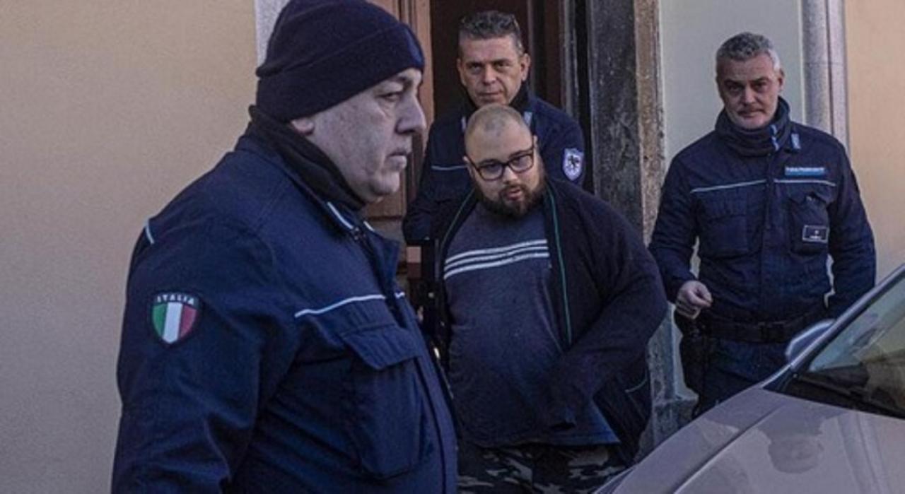 Livorno, condannato a 15 anni di carcere per aver ucciso il padre a coltellate. Il movente e le parole della mamma