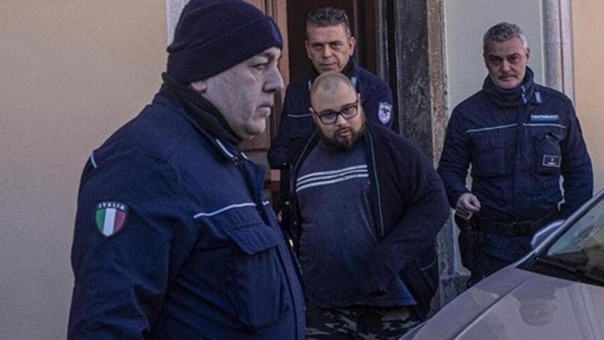 Livorno, condannato a 15 anni di carcere per aver ucciso il padre a coltellate. Il movente e le parole della mamma