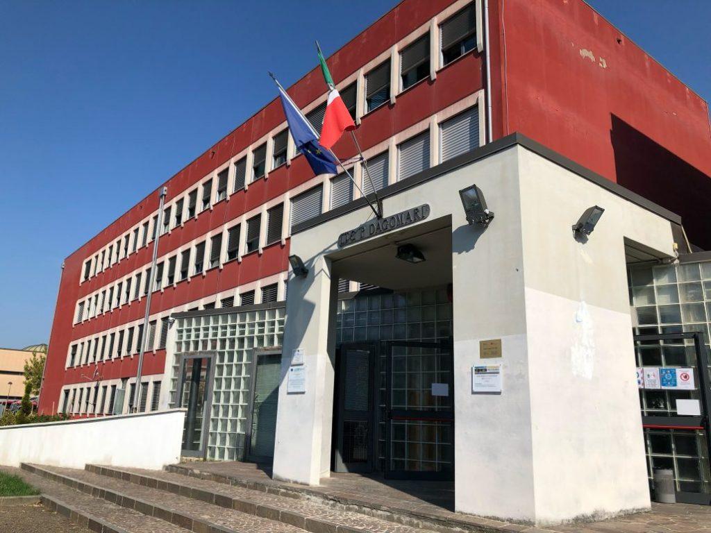 
	L'ingresso dell'Istituto Dagomari in via di Reggiana

