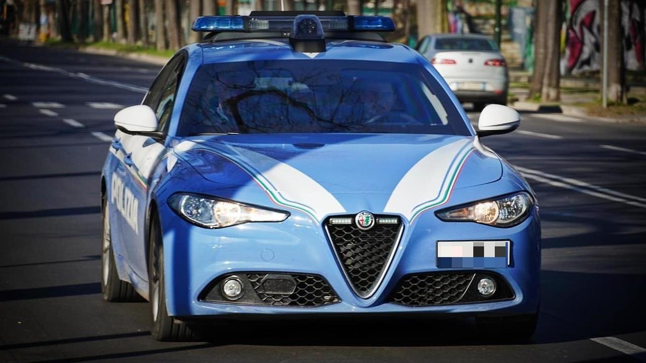 Una volante della polizia di Stato (foto d'archivio)