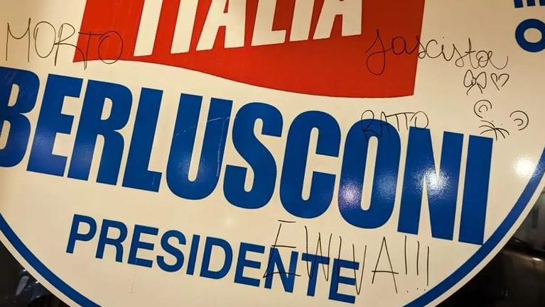 Prato, la deputata protesta per le scritte contro Berlusconi