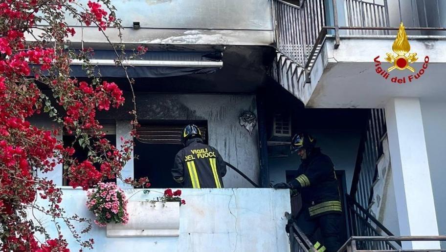 Fiamme in un’abitazione, momenti di paura a Cagliari