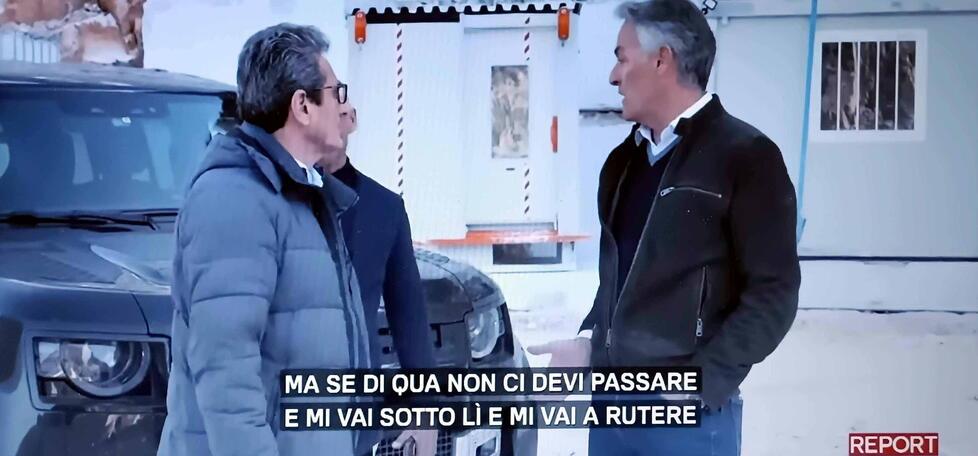 
	Uno dei fuorionda: &ldquo;rutere&rdquo; in realt&agrave; &egrave; "rutola", che significa cadere in carrarino

