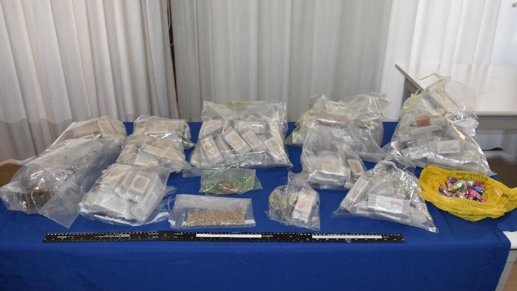Prato, la polizia arresta uno spacciatore: sequestrati 22 chili di hashish