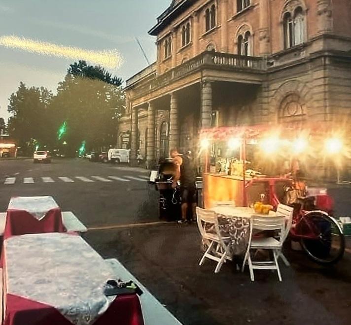 Modena, food truck davanti alla stazione piccola: «Da tempo tartassata dai controlli: c’è chi non vuole qui la mia attività»<br type="_moz" />
