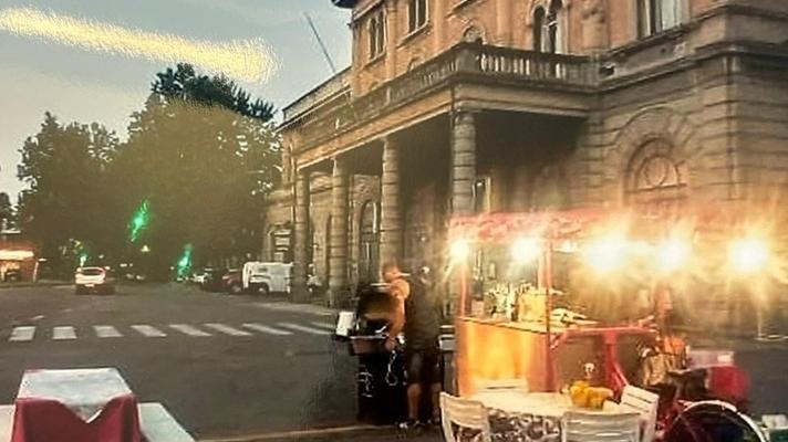 Modena, food truck davanti alla stazione piccola: «Da tempo tartassata dai controlli: c’è chi non vuole qui la mia attività» 