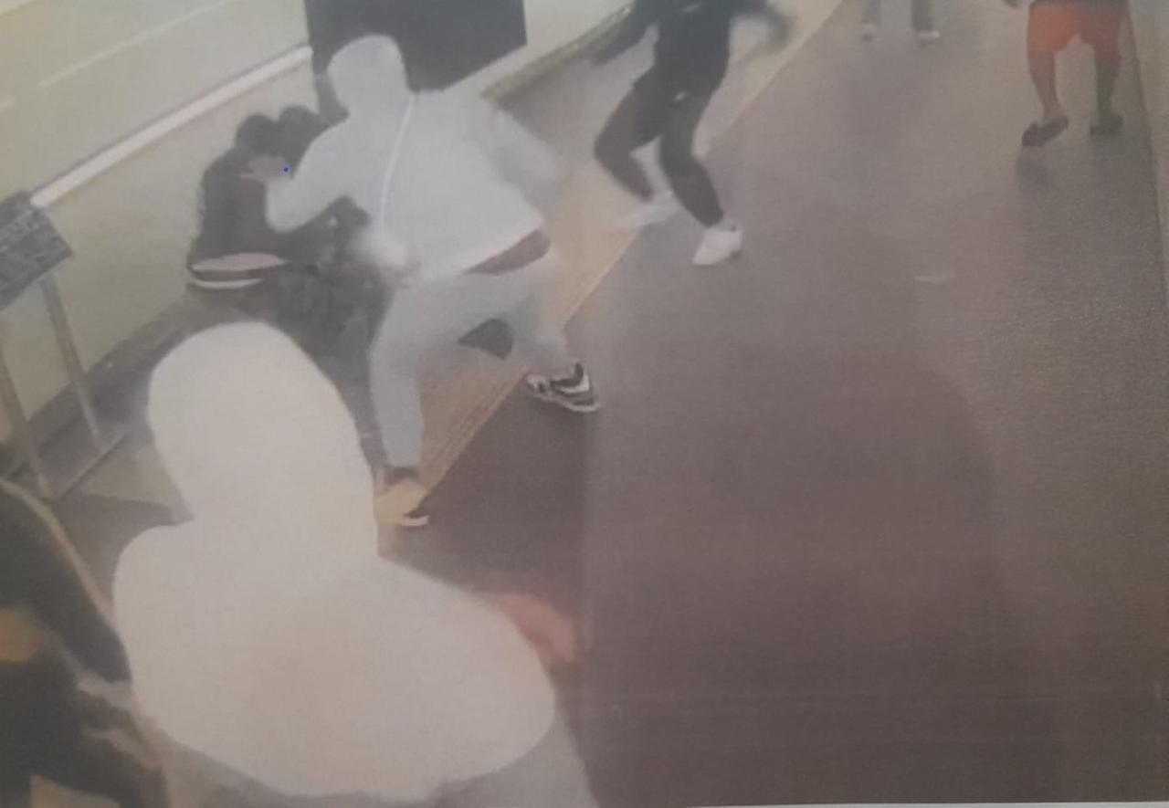 Preso a bastonate dopo un diverbio: spedizione punitiva in stazione