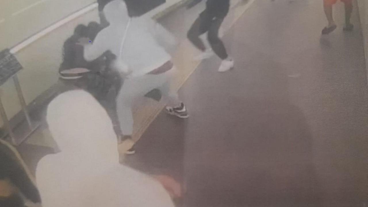Preso a bastonate dopo un diverbio: spedizione punitiva in stazione