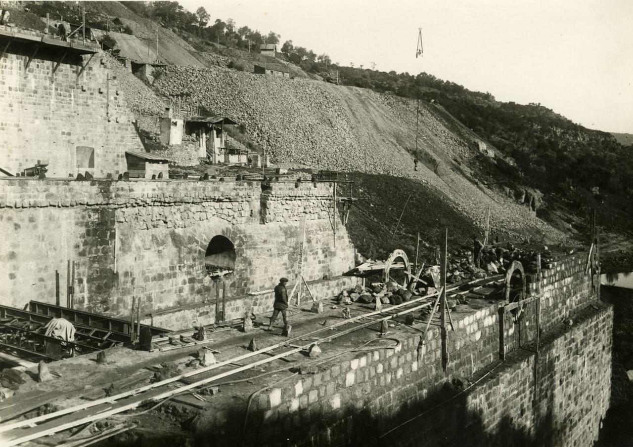 
	Un'immagine d'epoca della costruzione della diga Santa Chiara

