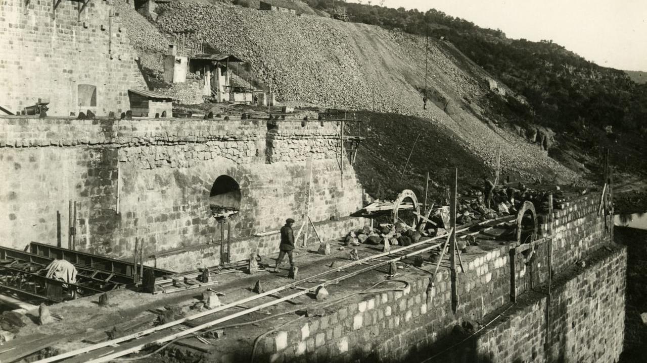 
	Un&#39;immagine d&#39;epoca della costruzione della diga Santa Chiara

