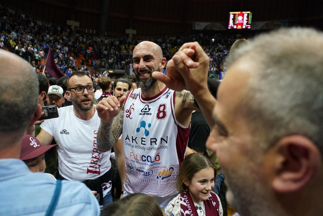 Libertas padrona del derby. E ora fa paura a tutti nella corsa playoff