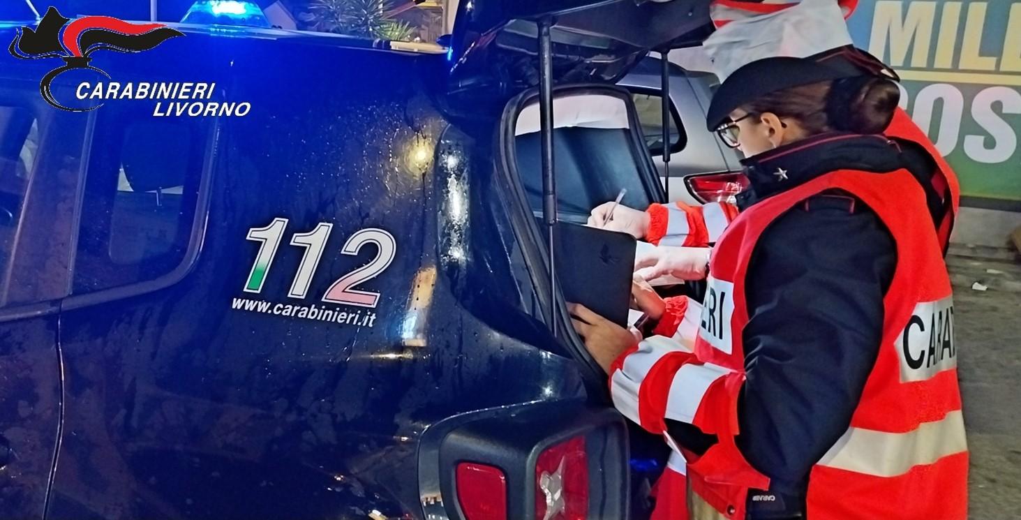 Due carabinieri durante alcuni controlli (foto d'archivio)